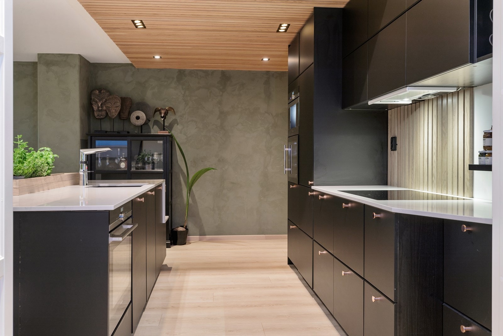 Taket i kjøkken og gang er dekket av hvitpigmenterte eikespiler med god belysning. Galleribilde