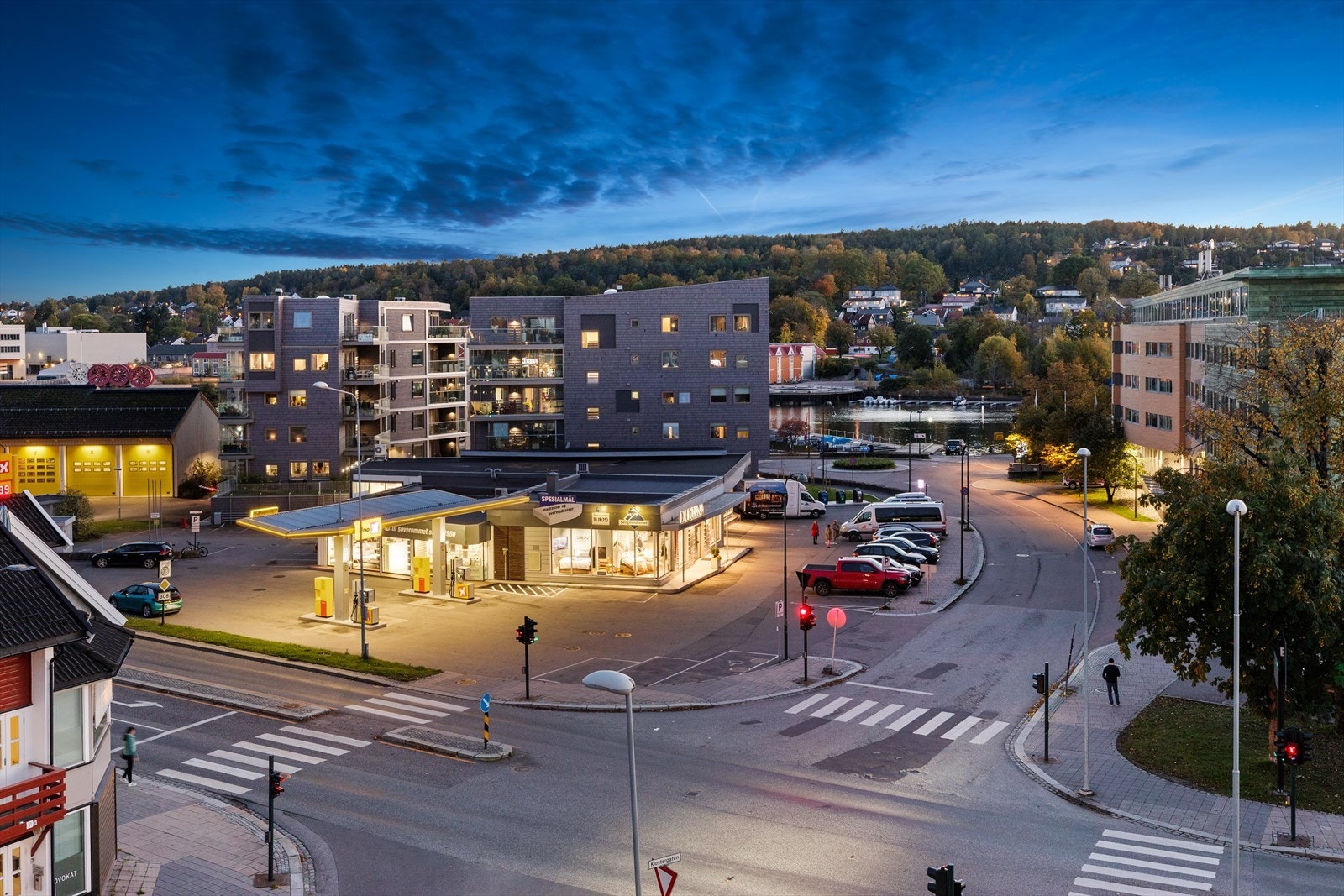 Fint utsyn over omkringliggende bebyggelse og kanalen. Galleribilde