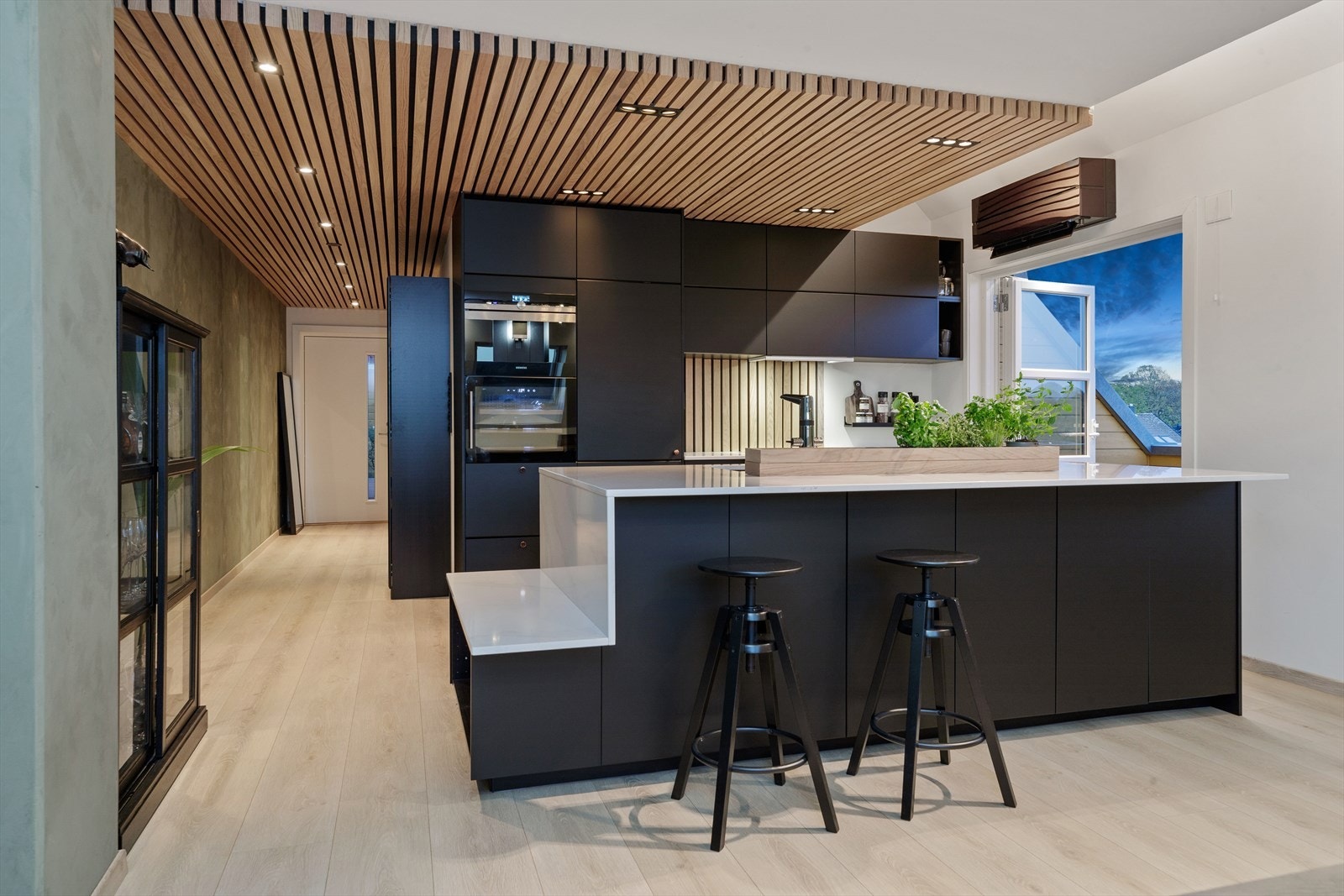 Stilrent og innholdsrikt kjøkken fra 2019. Galleribilde