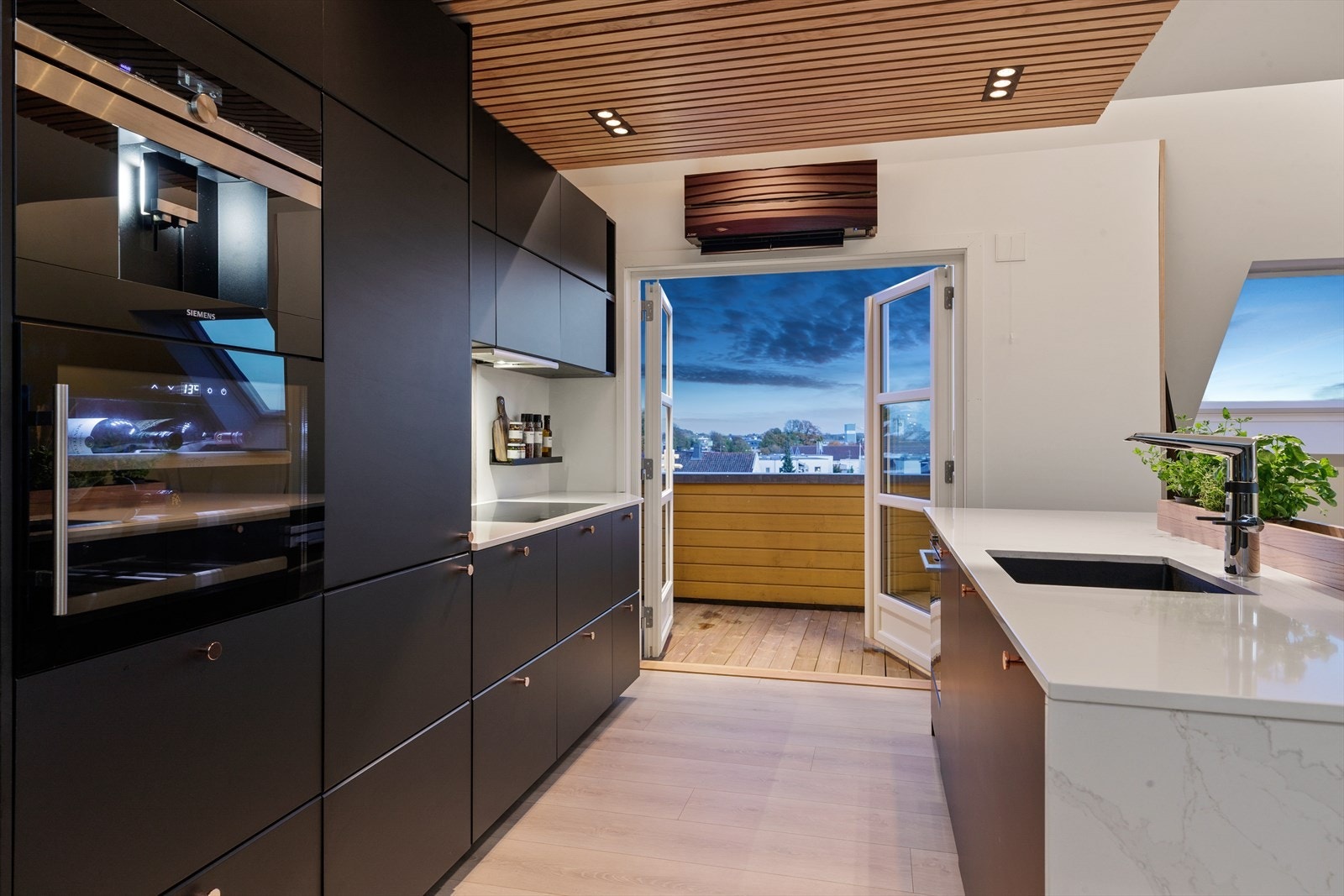 Fra kjøkkenet er det utgang til balkong. Galleribilde