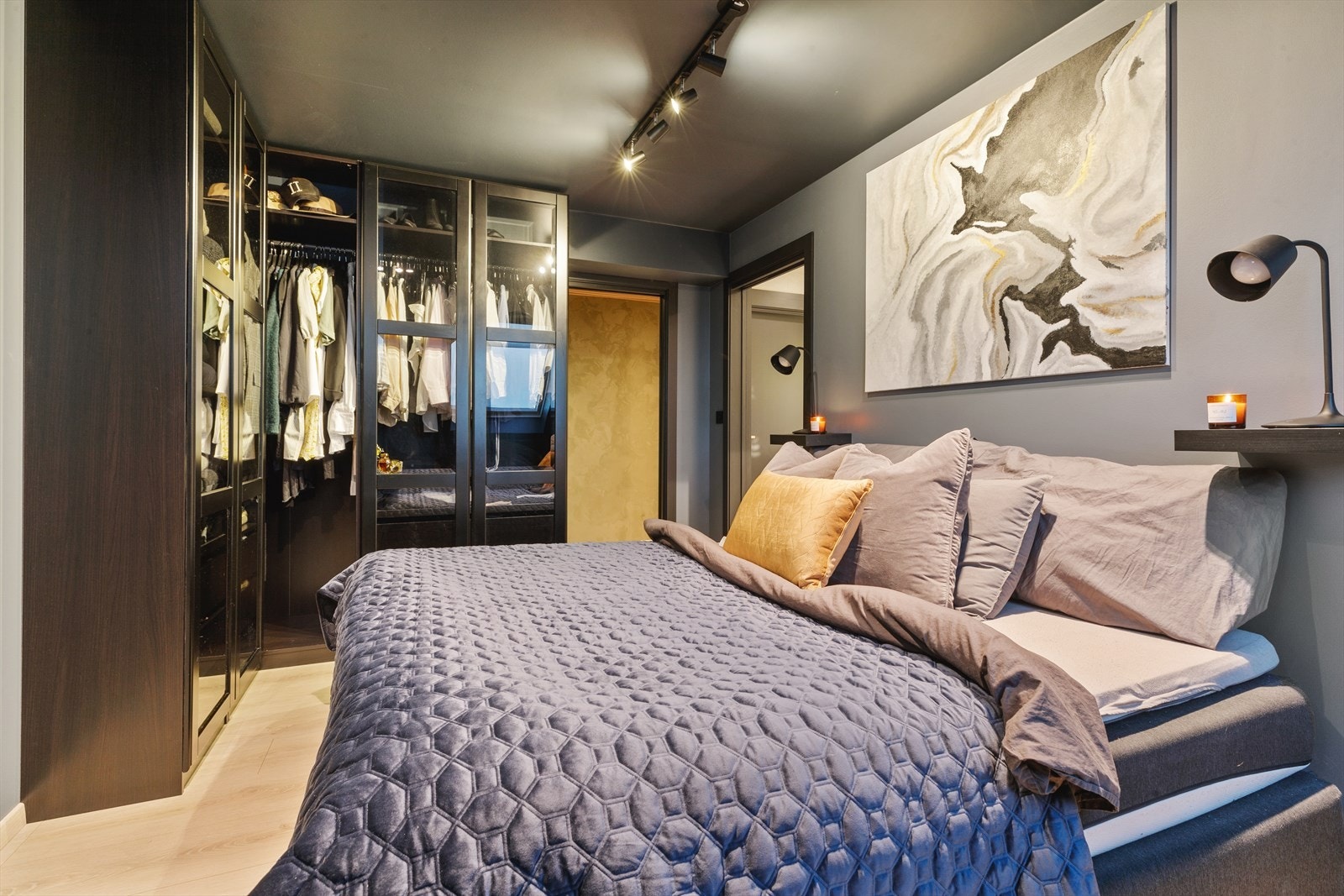 Romslig soverom med god plass til dobbelseng og garderobeløsning. Galleribilde