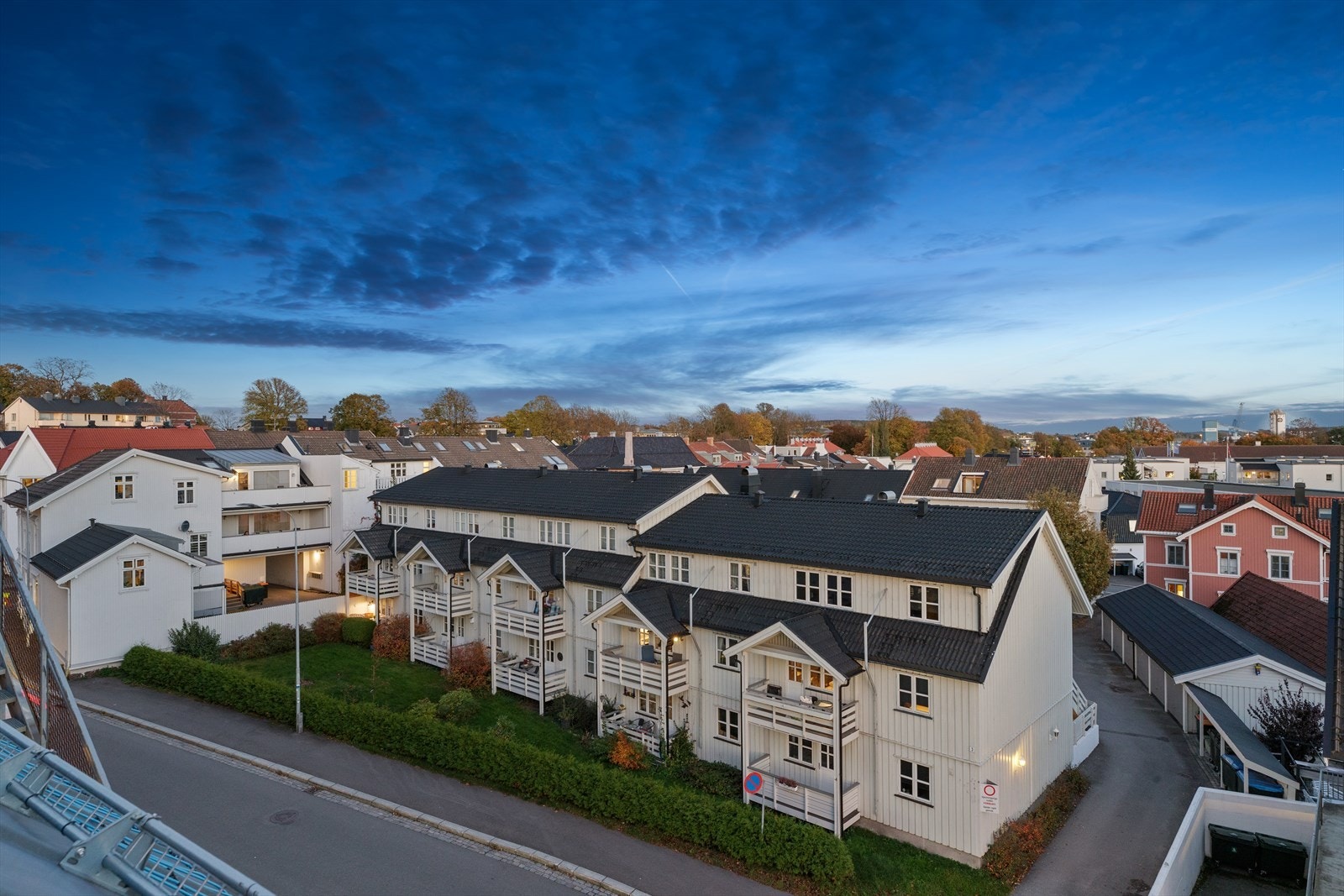 Leiligheten ligger flott til på taket i 4.etasje uten innsyn. Galleribilde