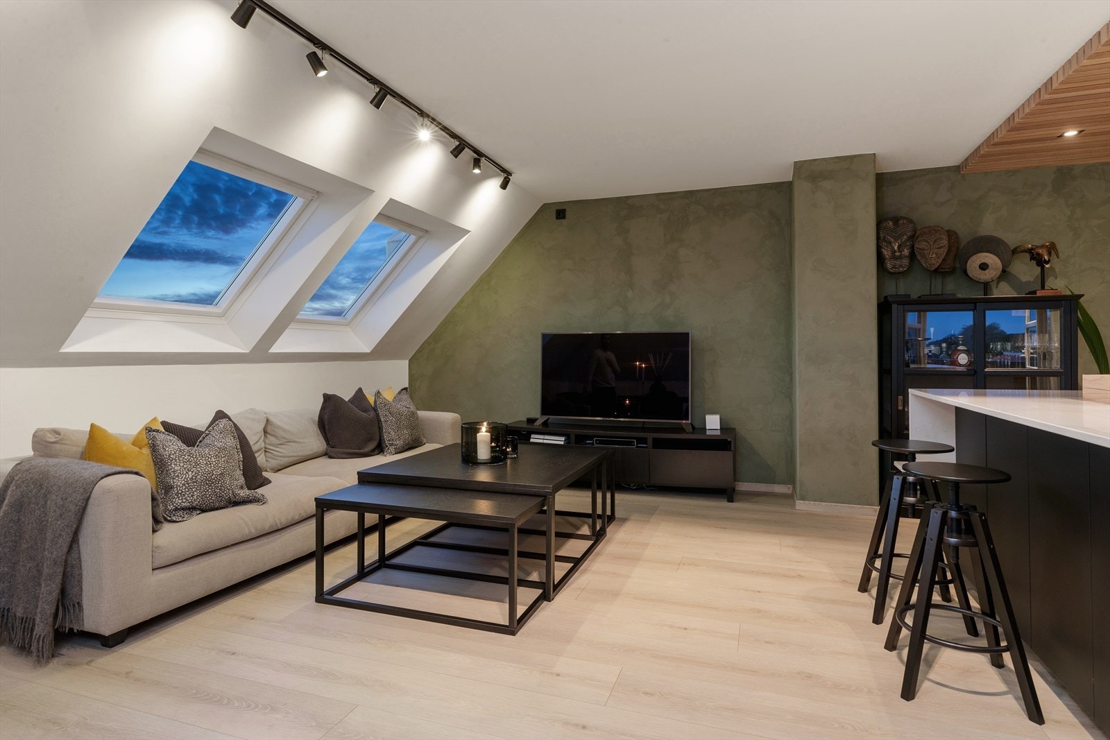 Åpen og praktisk planløsning med store vindusflater gir god romfølelse. Galleribilde