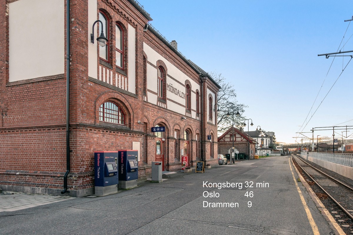 Området byr på offentlig kommunikasjon i form av buss og tog. Galleribilde