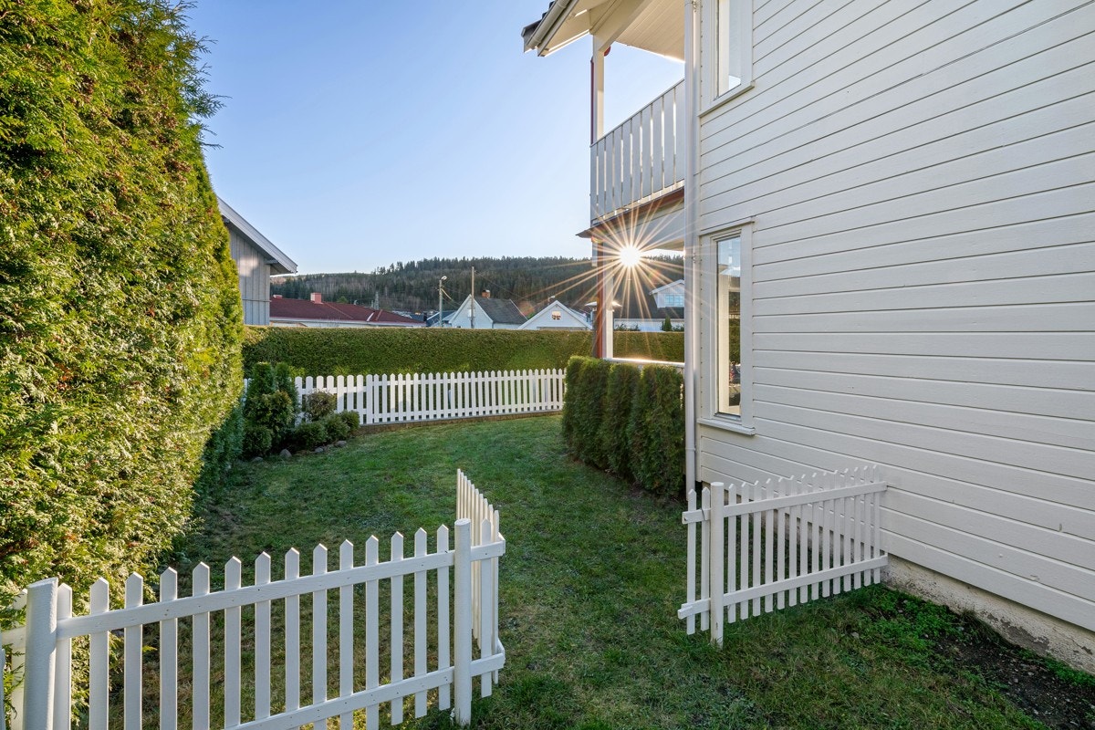 Hagen er velstelt og inngjerdet. Tomten er i utgangspunktet fellesområde, men det praktiseres pr i dag at hver seksjon benytter det som naturlig arronderer rundt hver seksjon. Galleribilde