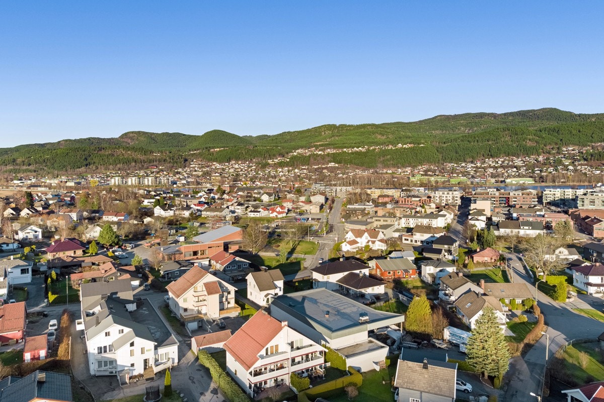 Eiendommen ligger i et barnevennlig og attraktivt boligområde i Mjøndalen i Drammen kommune. Galleribilde