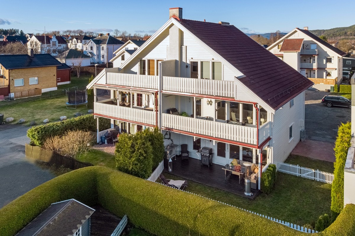 Leiligheten ligger i første etasje og har skjermet hage, samt to fine uteplasser med gode solforhold. Galleribilde