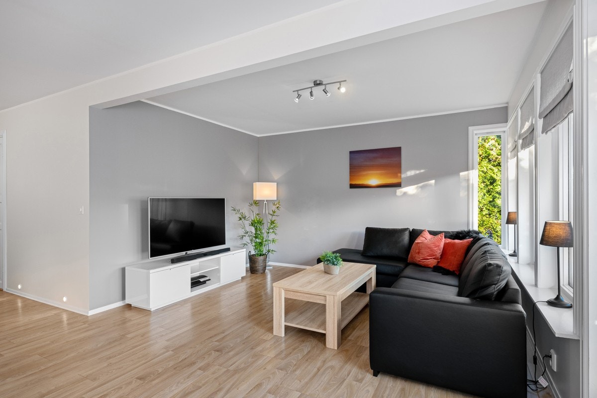 Stuen har god plass til en hyggelig TV stue. Galleribilde