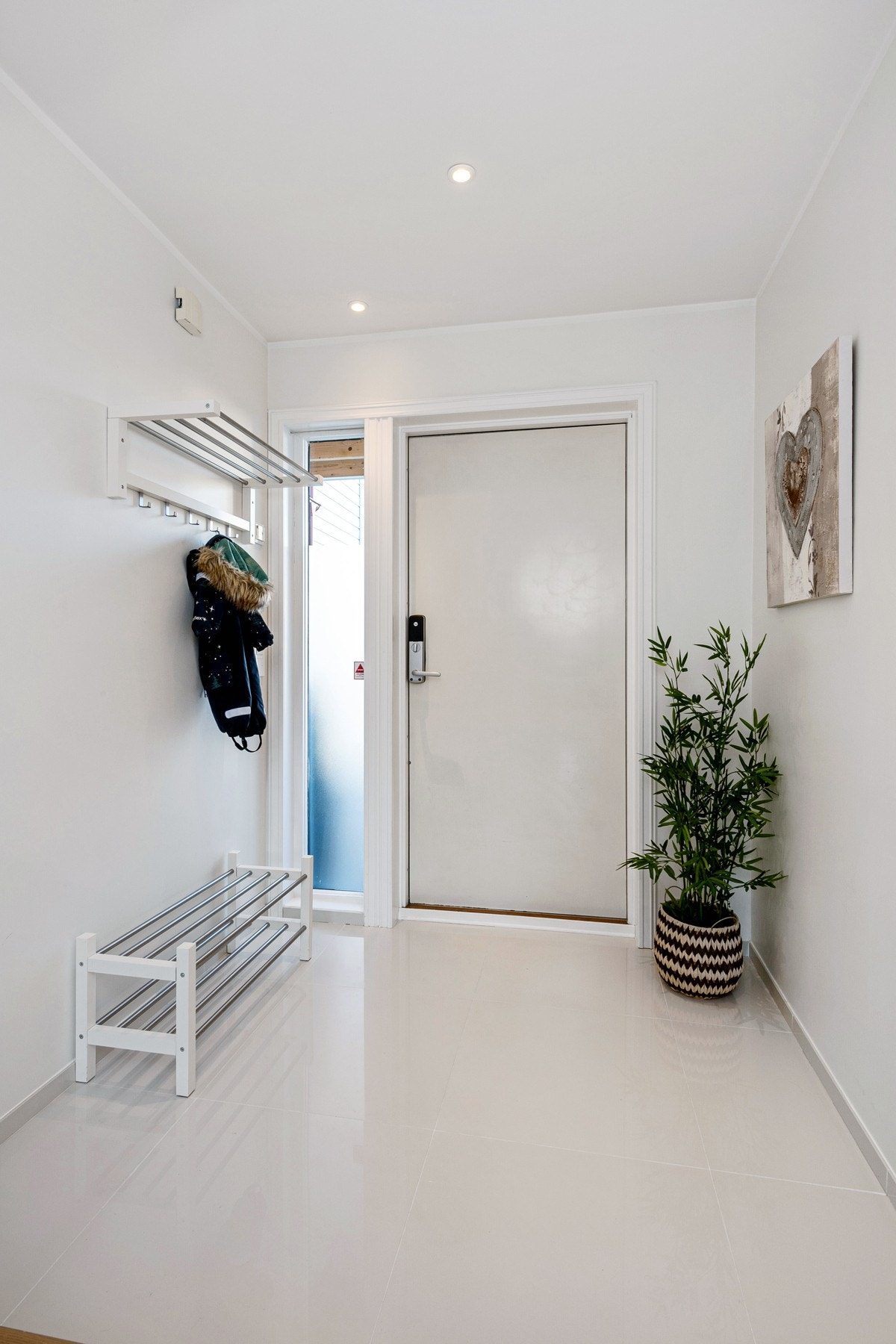 Entreen har delikate gulvfliser med gulvvarme, malte vegger, downlights i tak. Galleribilde