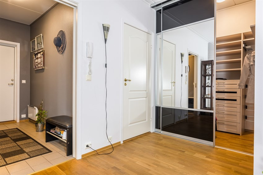 “Innenfor skyvedørene i gangen finner du en stor og praktisk garderobe med mange oppbevaringsløsninger