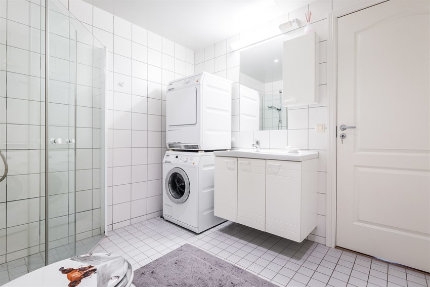 Badet er komplett flislagt med opplegg for vaskemaskin