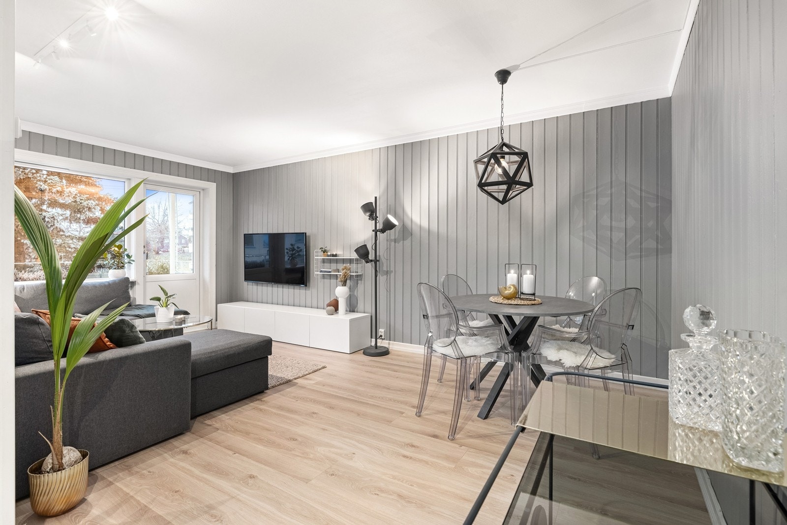 Rommets planløsning gir plass til både spisebord og sofagruppe Galleribilde