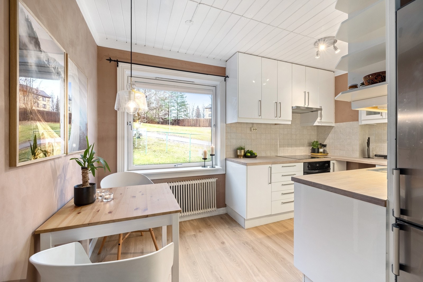 Tidløs kjøkkeninnredning fra Ikea med slette, lakkerte fronter, heltre oljet i 2020 benkeplate og delikate marmor fliser over benk Galleribilde