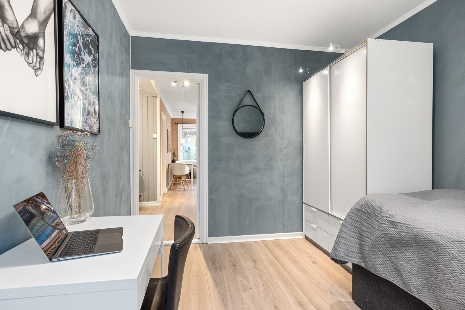 Dette soverommet er malt i fargen Evening Green og er et barnerom, kontor eller gjesterom. Skyvedørsgarderobe. Galleribilde
