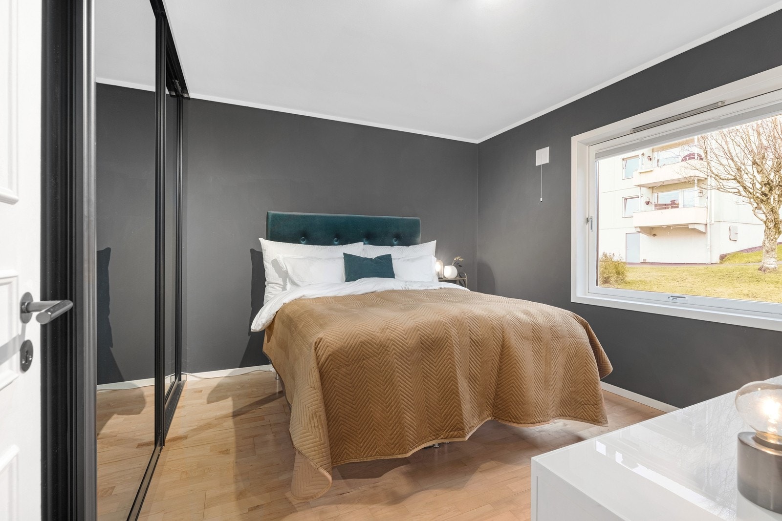 SOVEROM I: Dette soverom blir vanligvis brukt som master bedroom. Skyvedørsgarderobe på 3,4 meter fra Garderobemannen Galleribilde