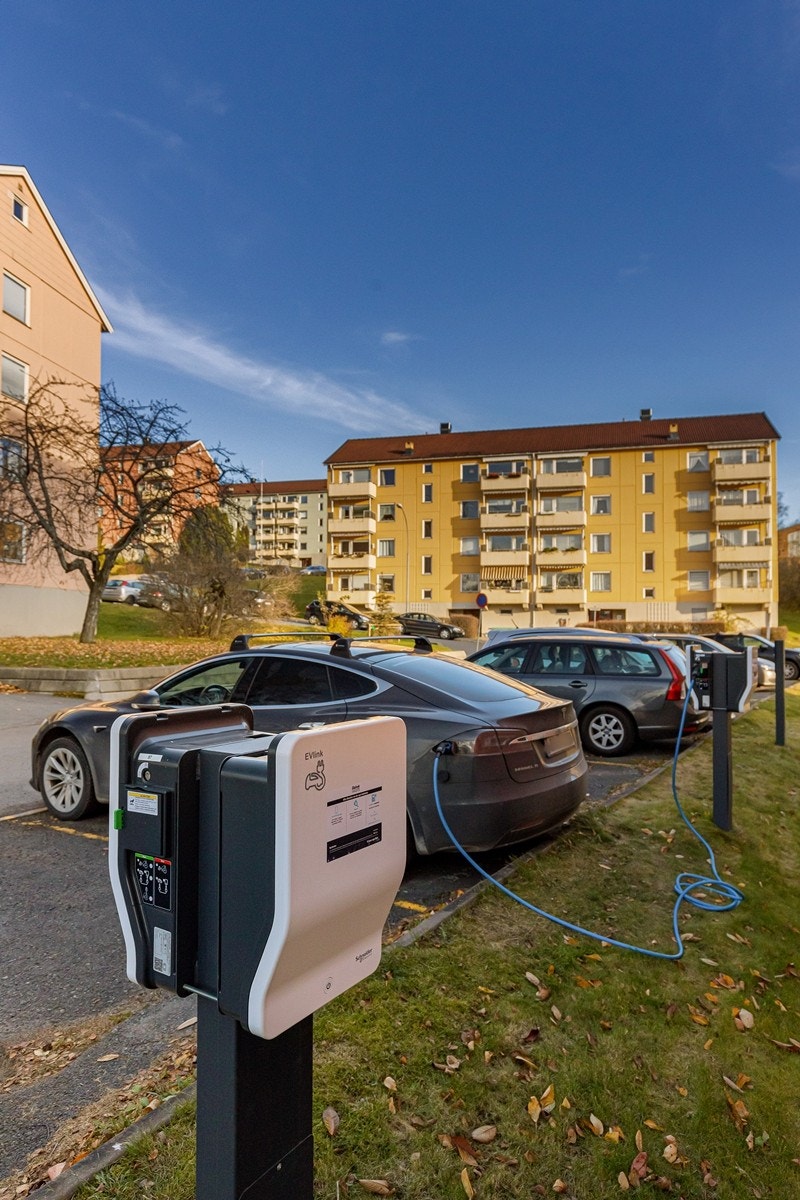 Borettslaget har 20 ladeplasser for elbil. Det er lagt opp infrastruktur til ytterligere 20 plasser Galleribilde