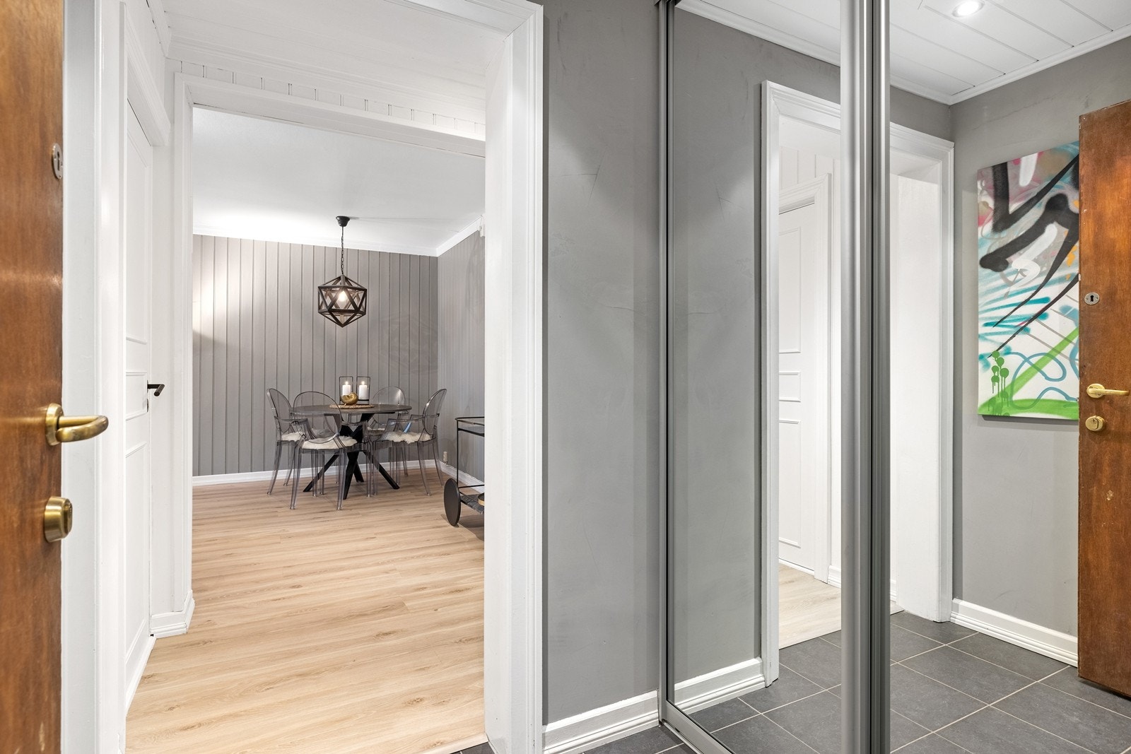 Innbydene entré med fliser på gulv og god plass til yttertøy og sko Galleribilde