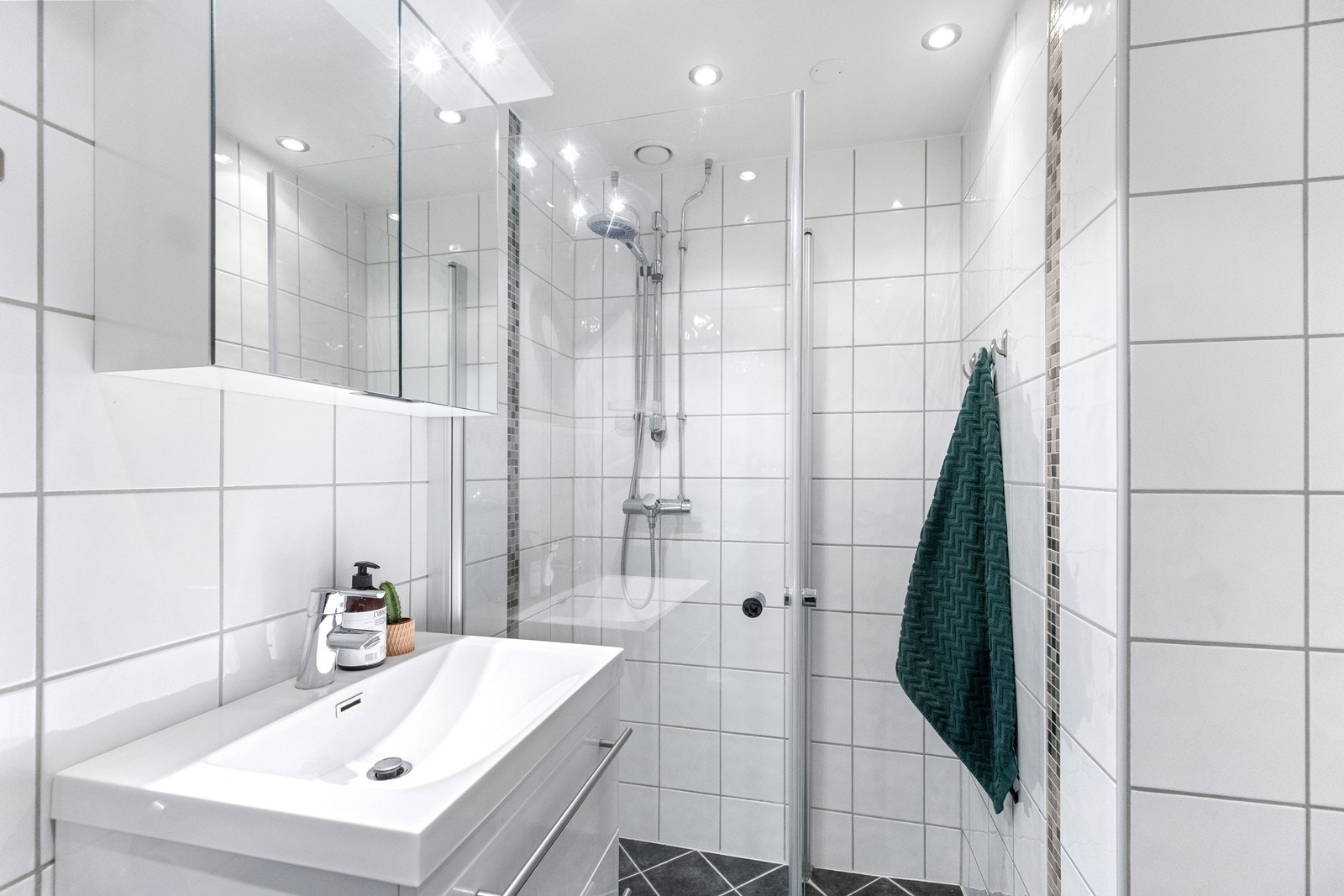 Varmekabler i gulv og downlights i tak Galleribilde