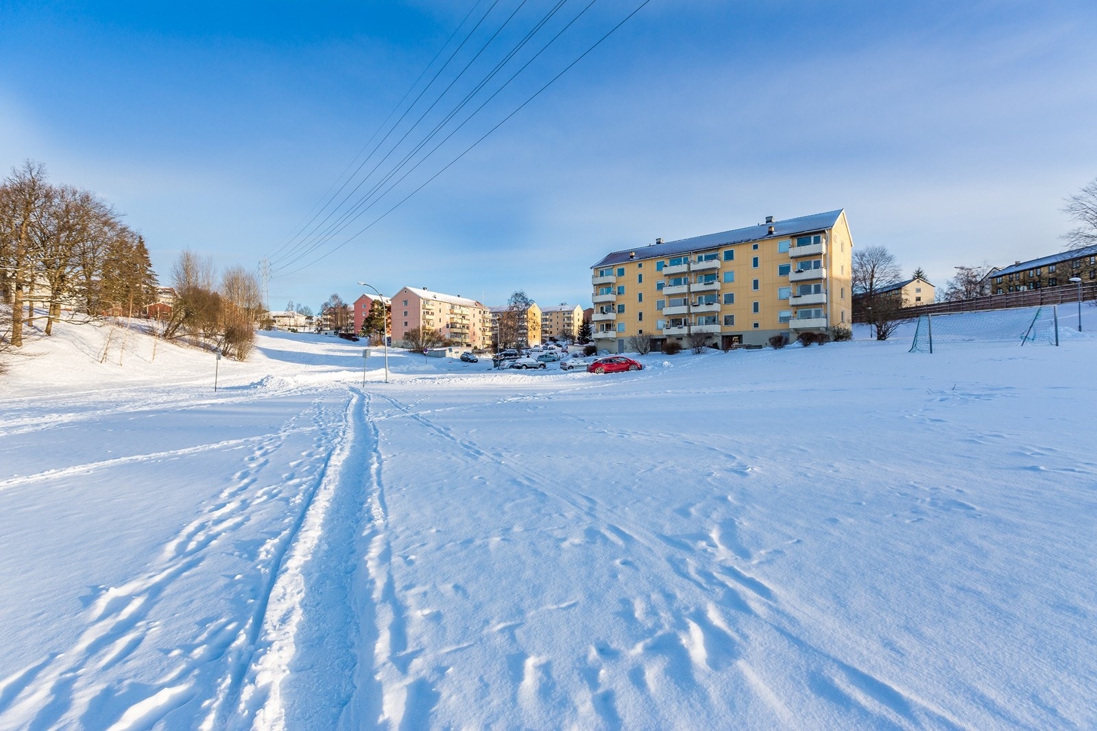 Skiløypene/turstien starter rett utenfor blokken og fører opp til Grefsenkollen og Lillomarka Galleribilde