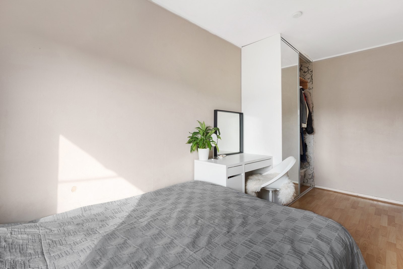 Det ene soverommet er også innredet med skrivebord Galleribilde