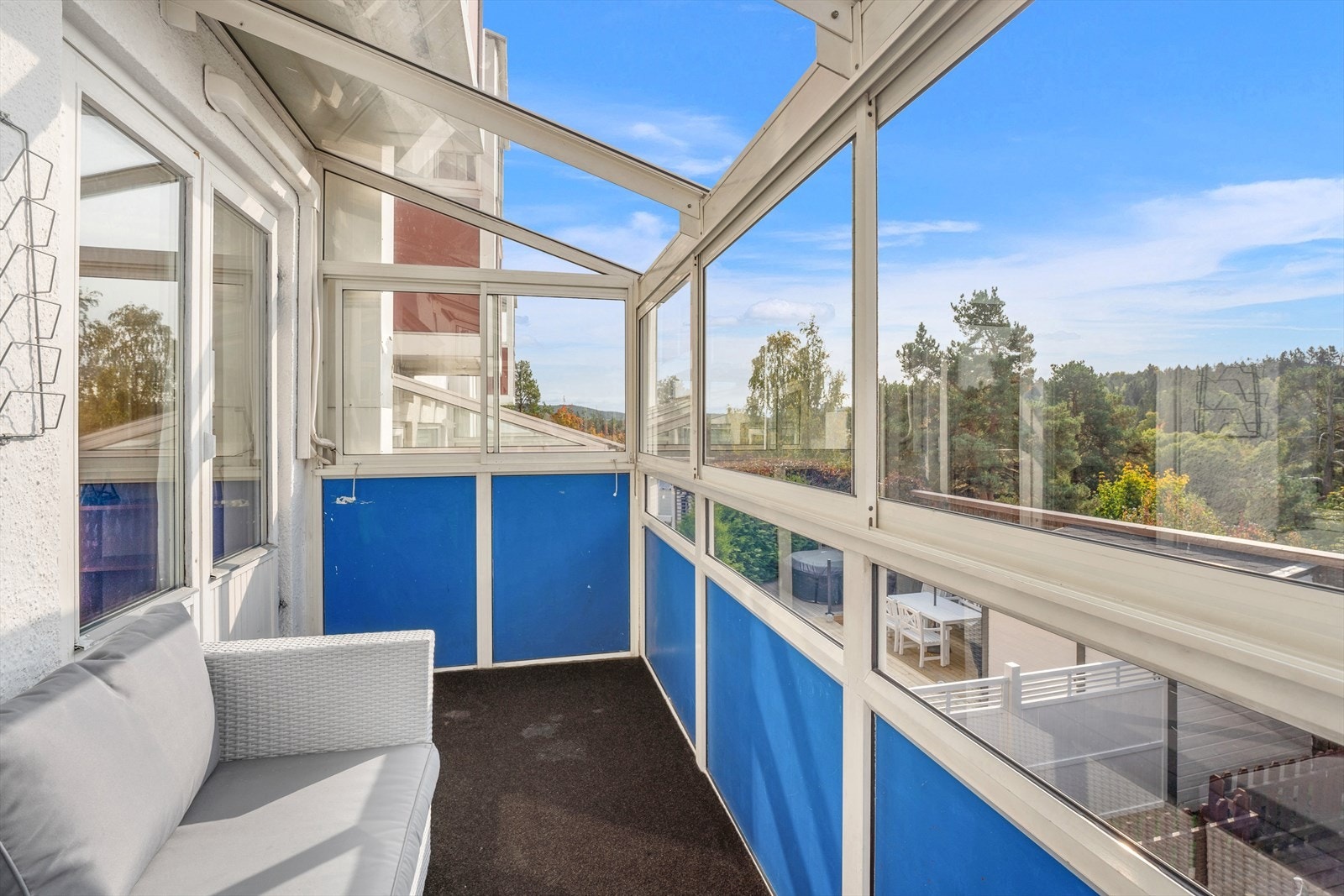 Fra stuen har du utgang til en innglasset balkong på 6,9 kvm Galleribilde