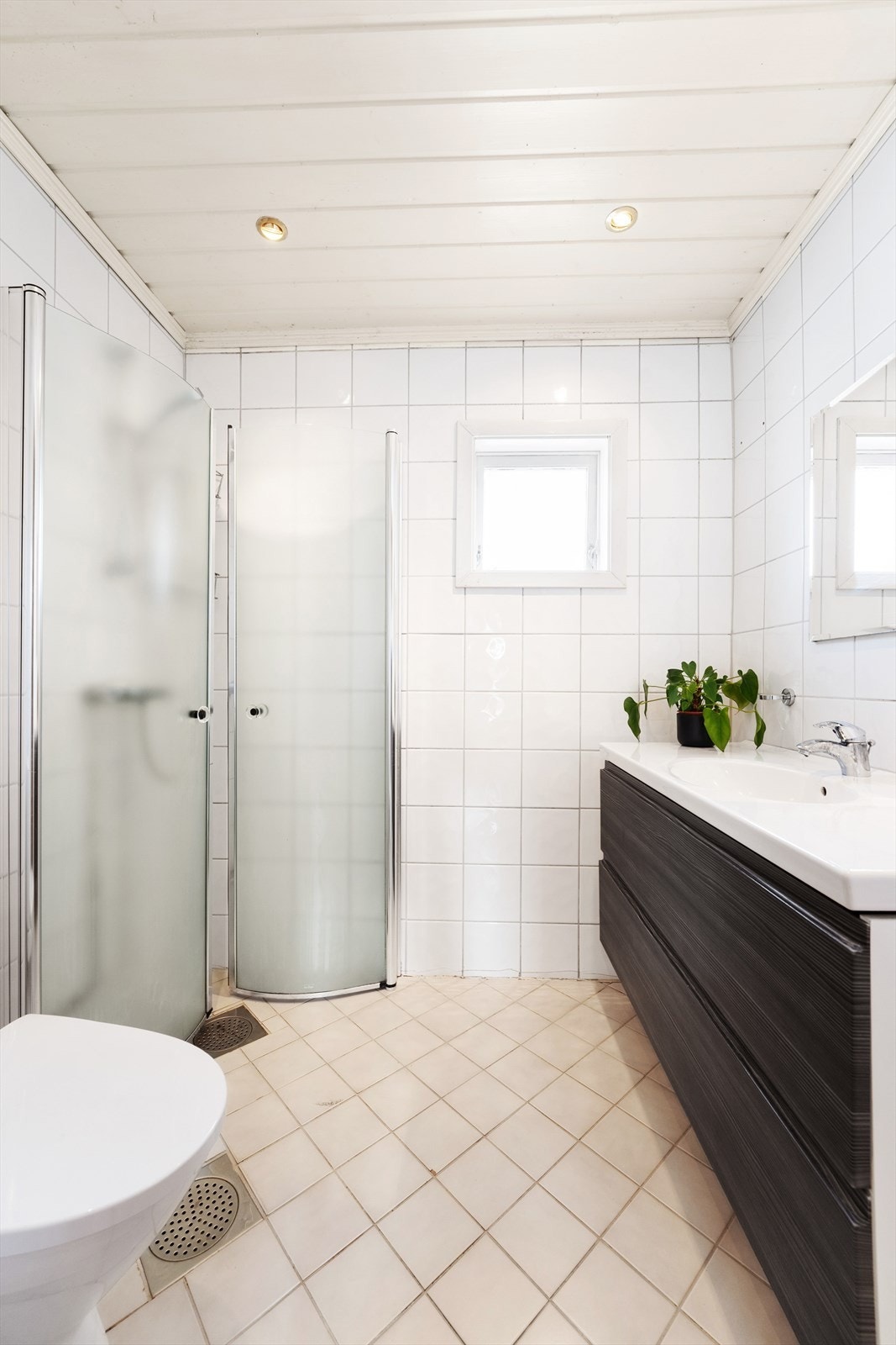 I gulvet er det lagt varmekabler. Avtrekk via vifte i himling Galleribilde