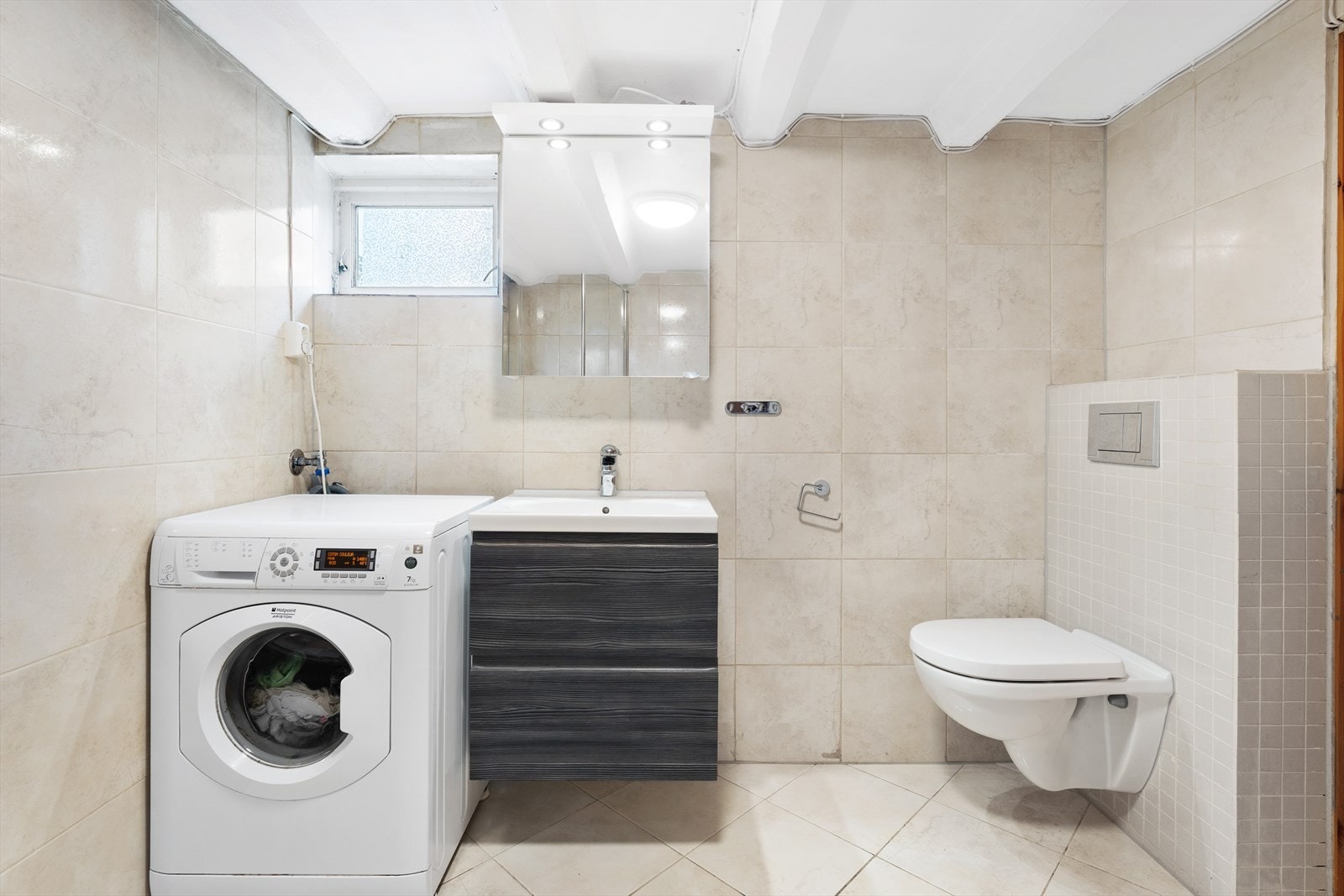 Det er montert speilskap og lys over servanten. Det er også her lagt varmekabler i gulvet Galleribilde