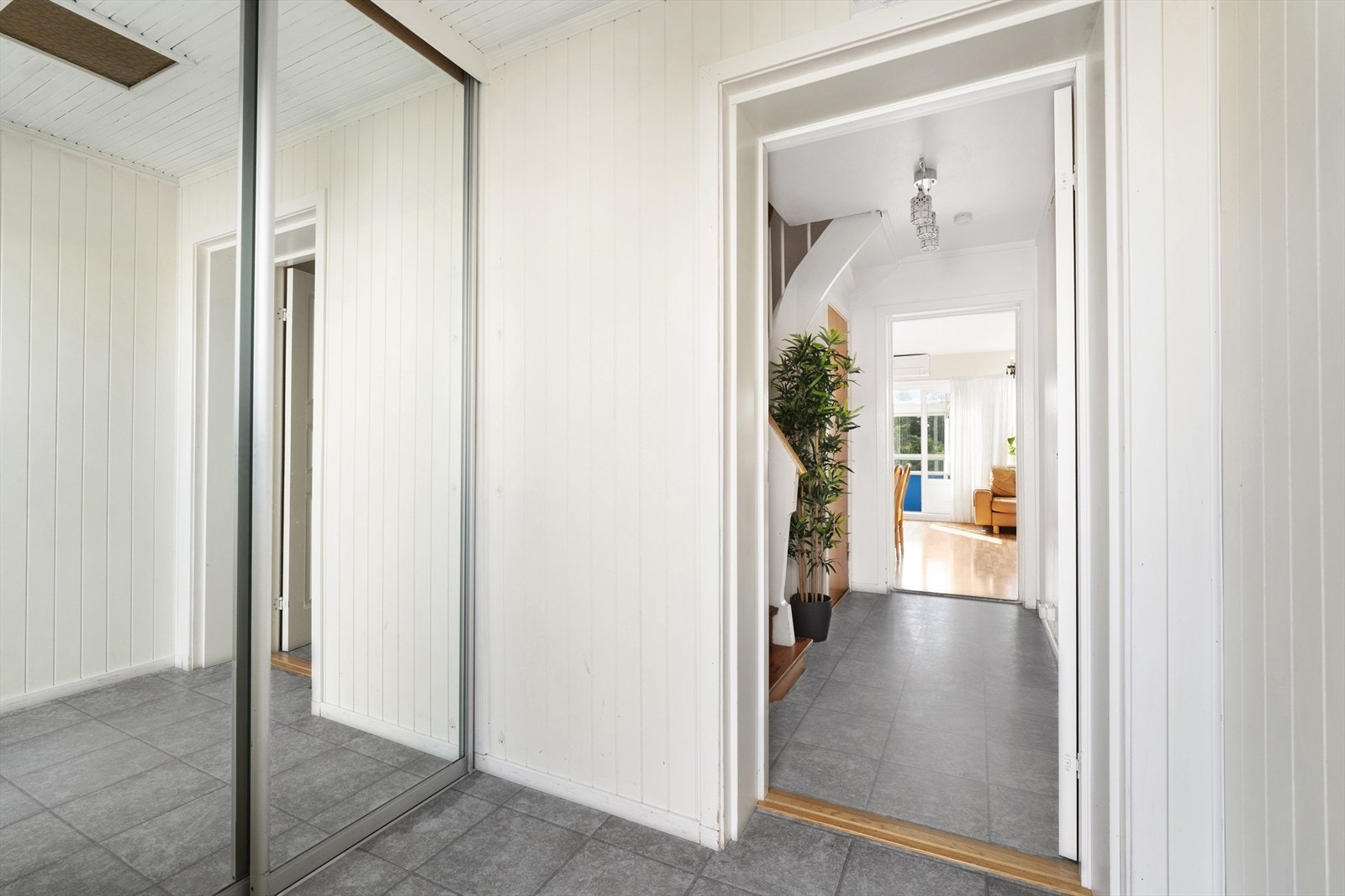 I entréen er det godt med oppbevaringsplass til ytterklær og sko i skyvedørsgarderobe fra gulv til himling Galleribilde