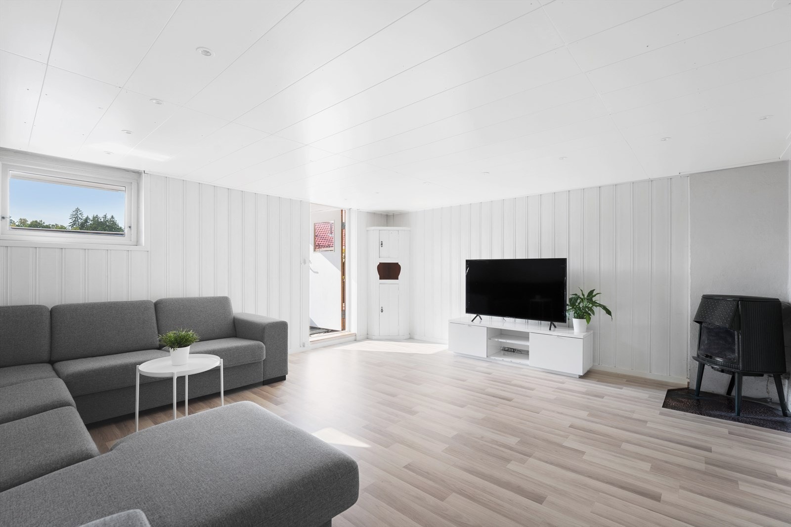 Kjellerstuen er av god størrelse og er i dag innredet med sofa med tilhørende møblement og TV-seksjon Galleribilde