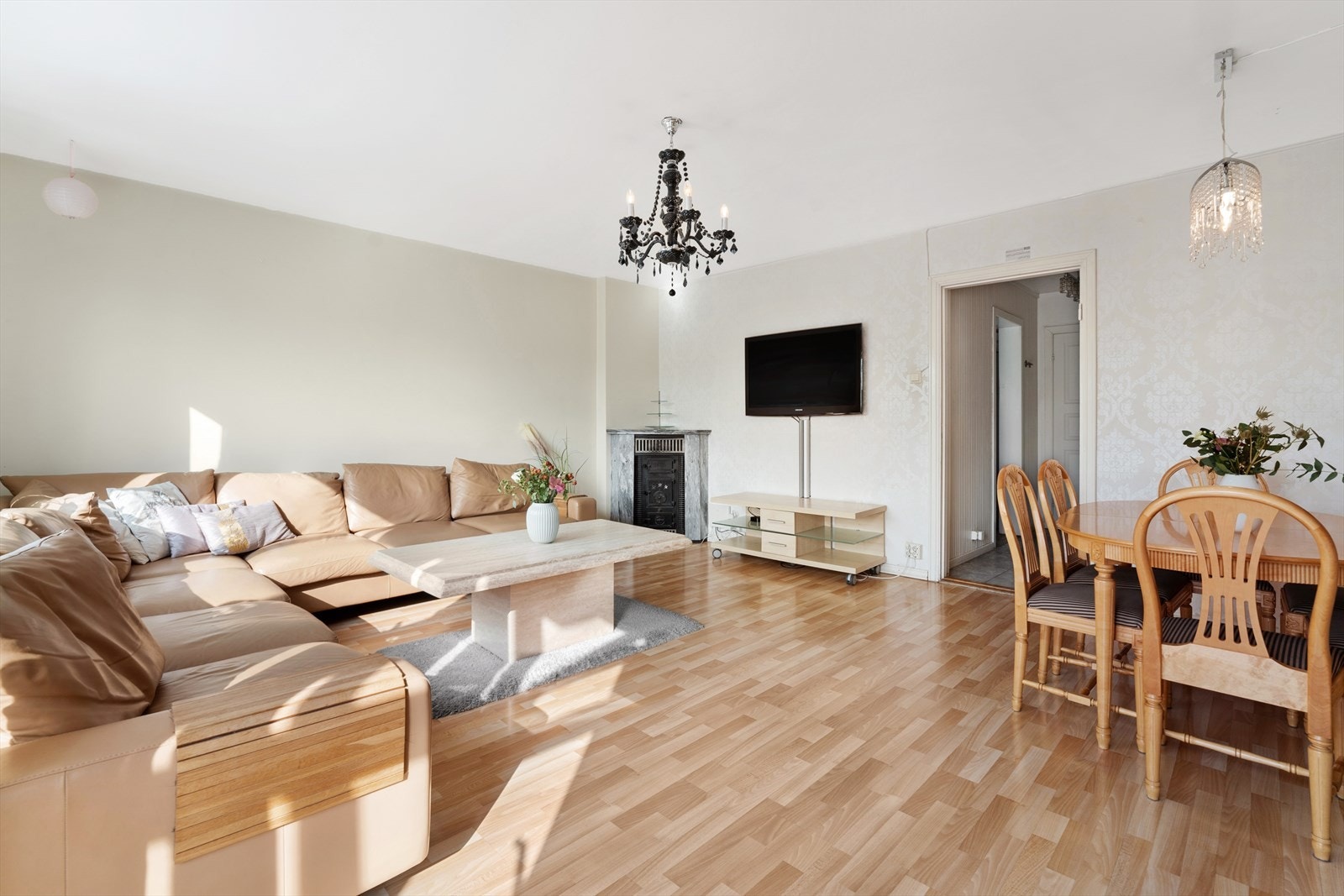 Det ble i 2019 montert en varmepumpe som holder rommet i ønskelig temperatur året rundt. Det er også en vedovn i hjørnet Galleribilde