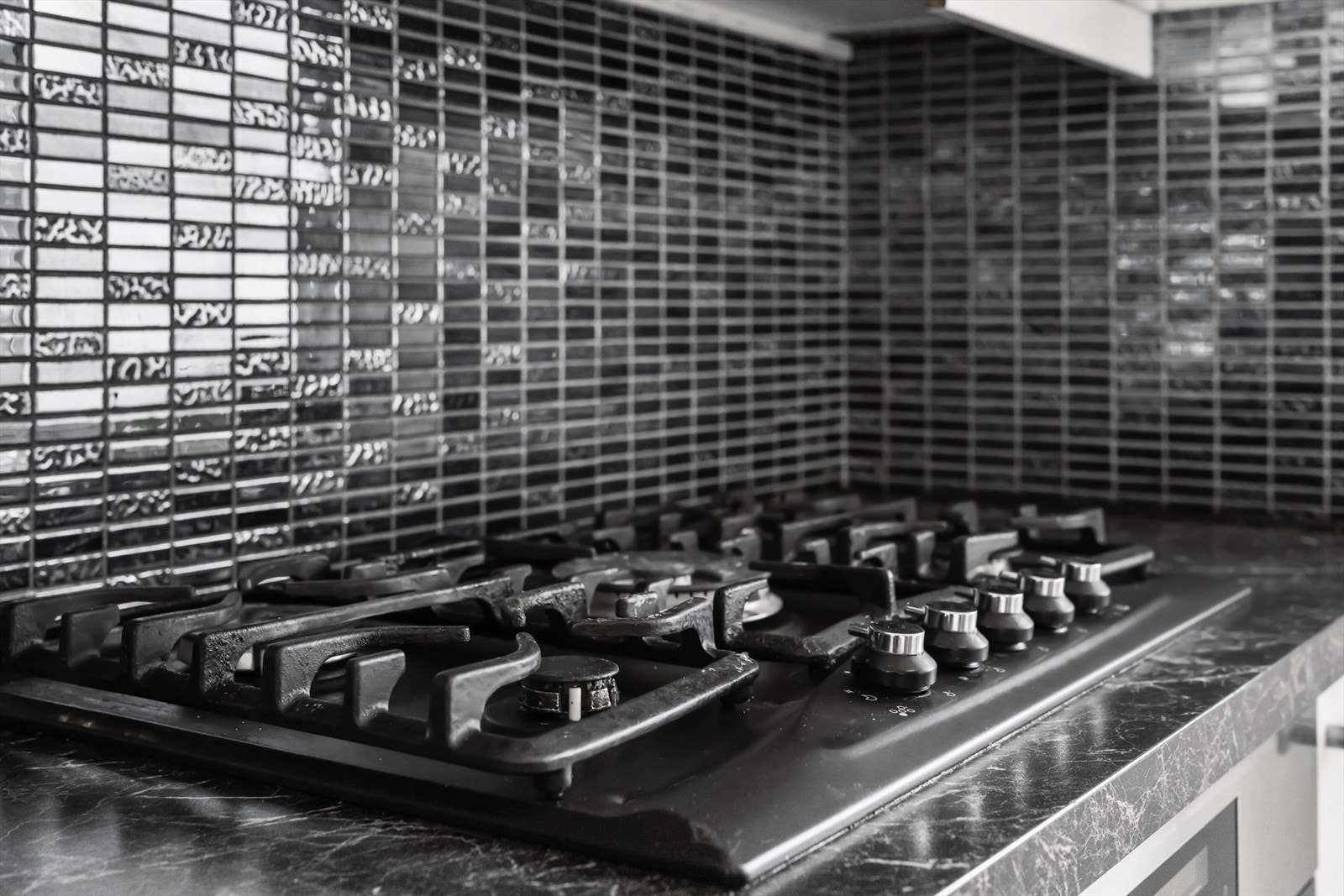 Kjøkkenavtrekket er montert i skapet over platetoppen Galleribilde