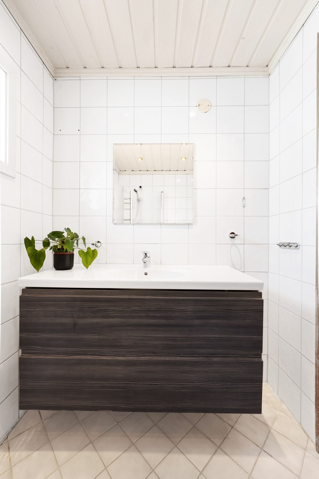 Det er montert speil over servanten Galleribilde