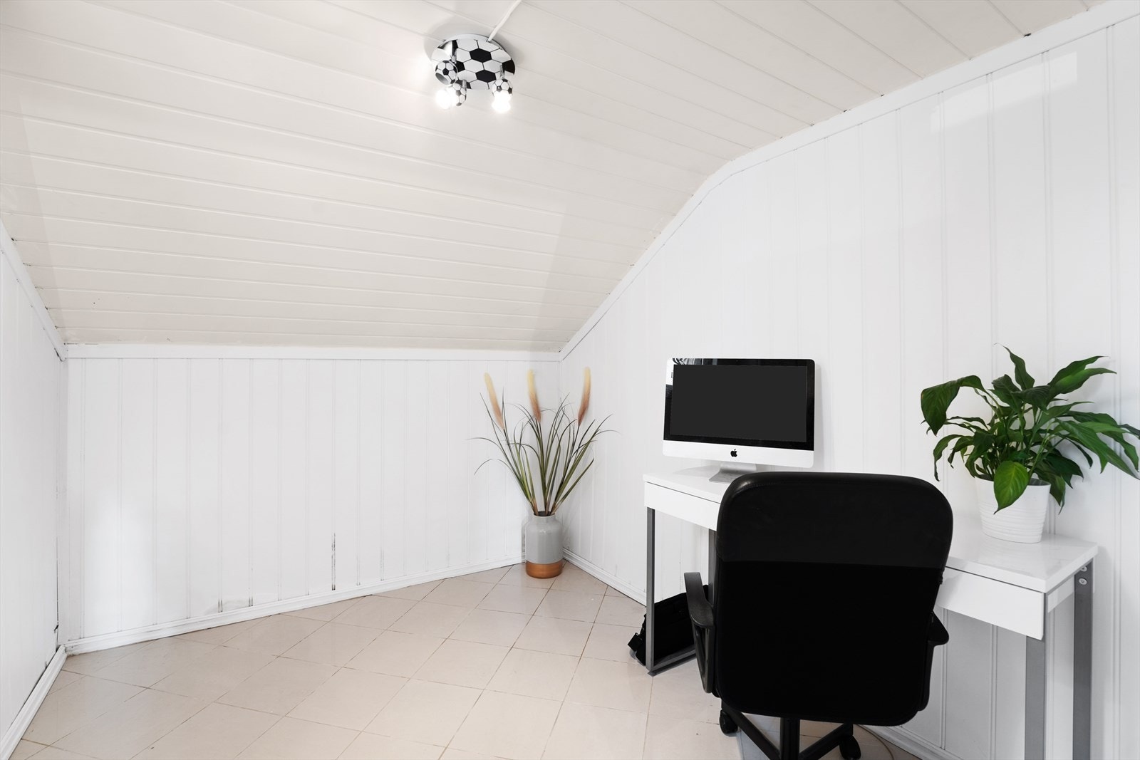 I underetasjen har du et hobbyrom som i dag benyttes som kontor Galleribilde