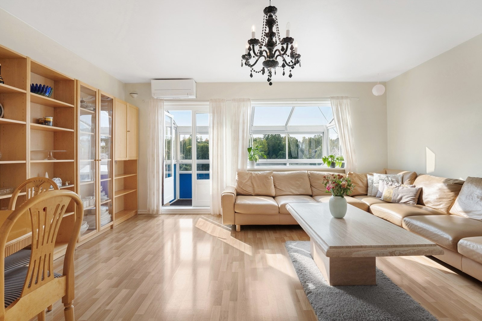 Stuen er av god størrelse og er i dag innredet med stor sofa med tilhørende møblement, spisebord og TV-seksjon Galleribilde