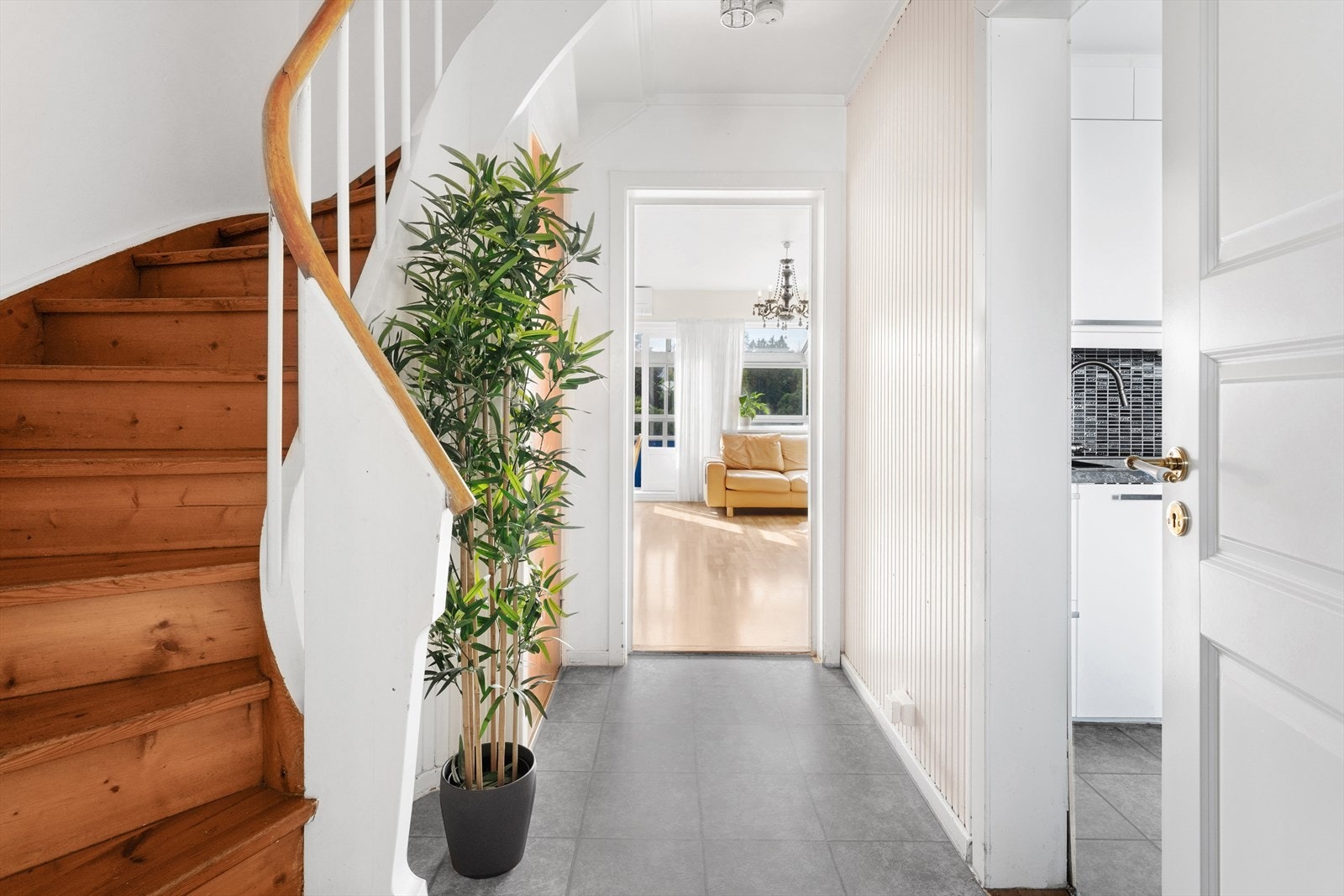 Trappeløpet fungerer som et bindeledd gjennom hele boligen Galleribilde