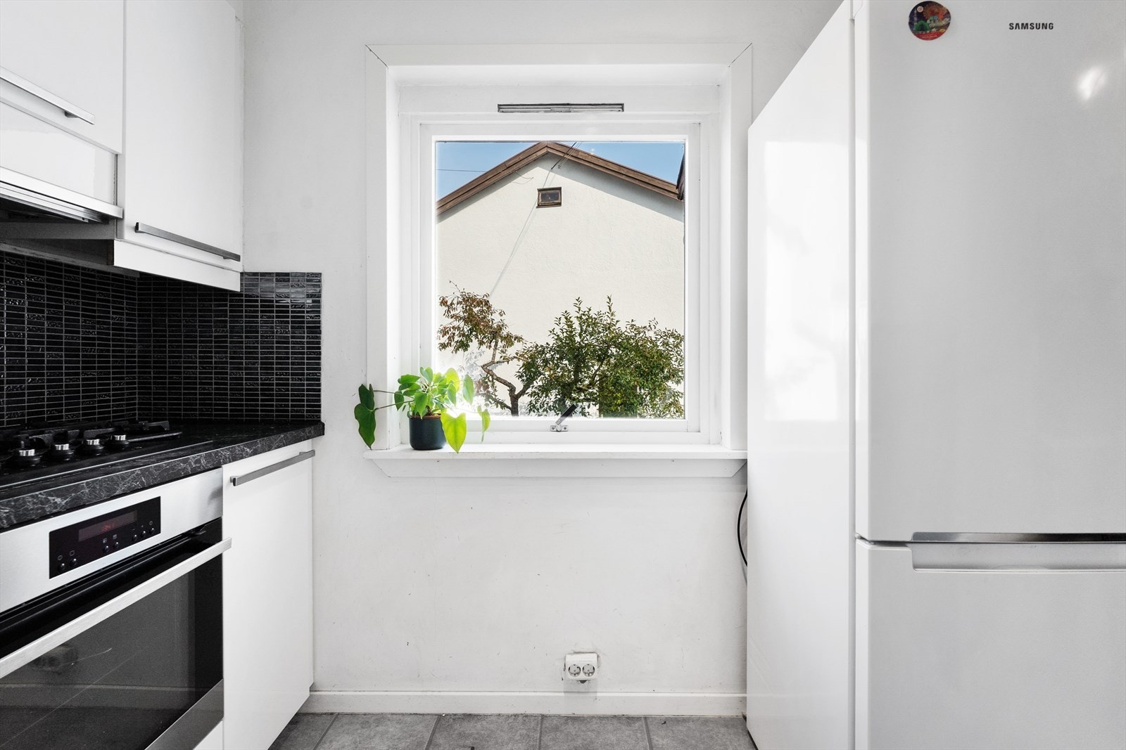 Hvitevarer består av integrert gassplatetopp, ovn, oppvaskmaskin og kjøleskap med fryser Galleribilde