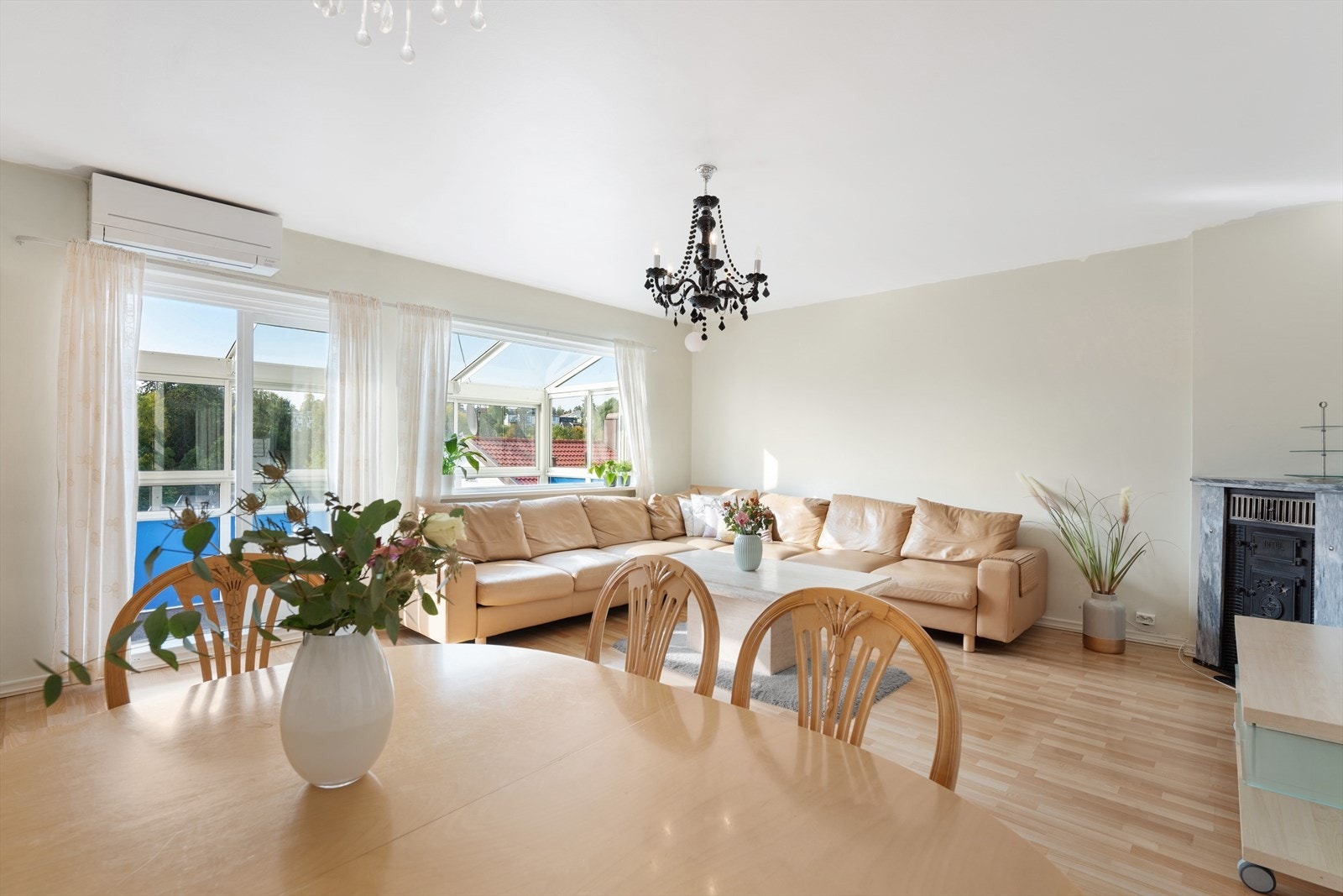 Det er store vindusflater som sikrer rikelig med naturlig lys i stuen Galleribilde