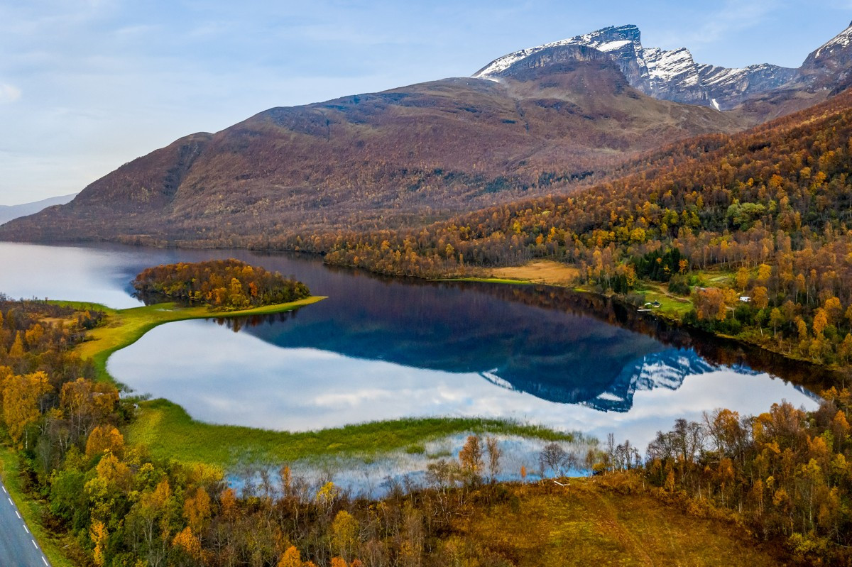 Eiendommen ligger i svært naturskjønne omgivelser tett på både vann og fjell!