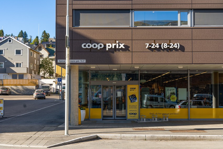 Strandkanten Coop Prix i umiddelbar nærhet.