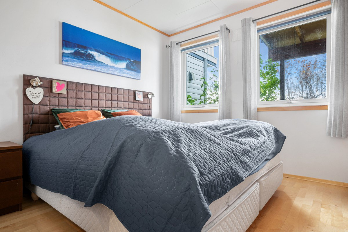 Hovedrommet er romslig med plass til stor seng