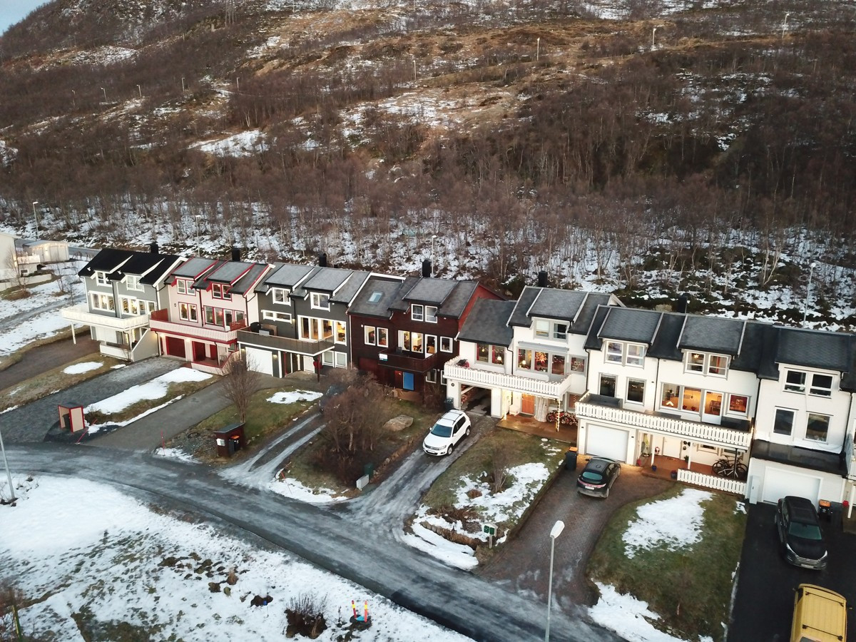 Boligen ligger i rolige omgivelser på barnevennlig Storelva