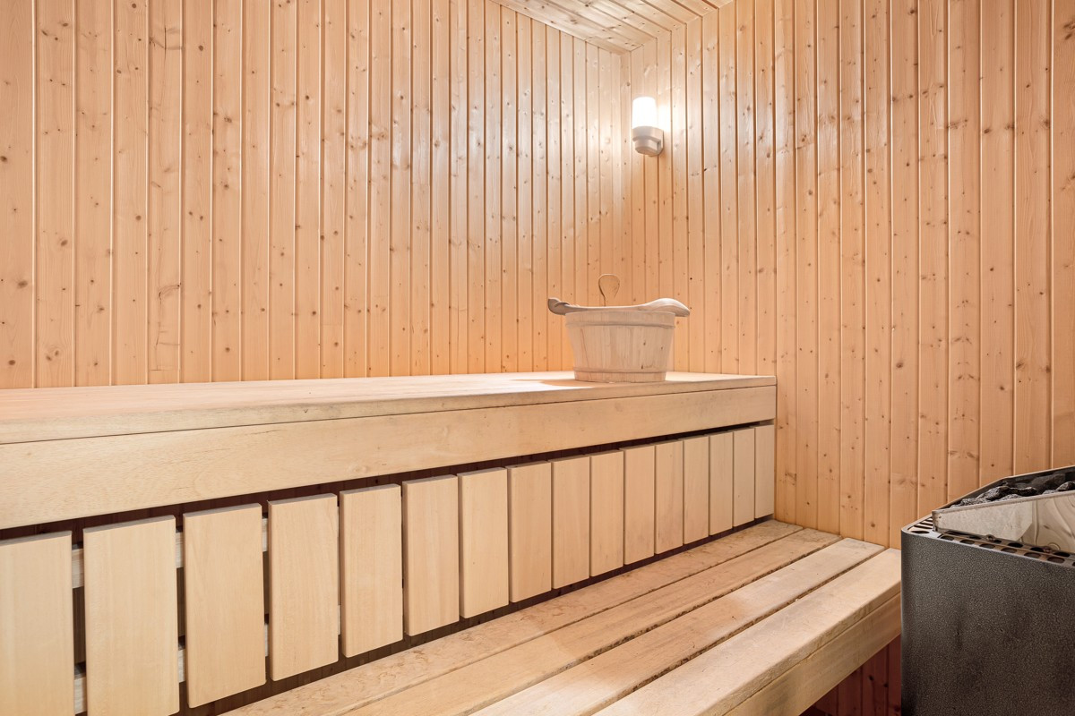 Fra badet er det også adkomst til en innbydende badstue for ekstra komfort