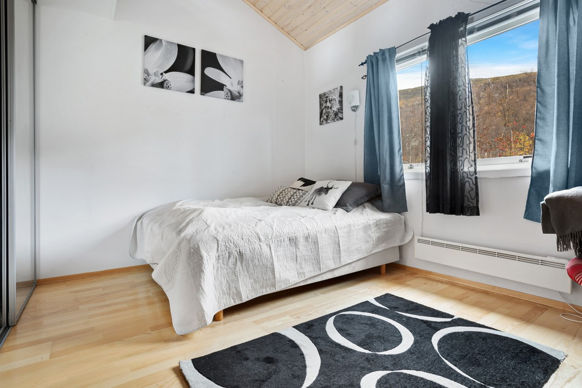 Soverom med plass til stor seng