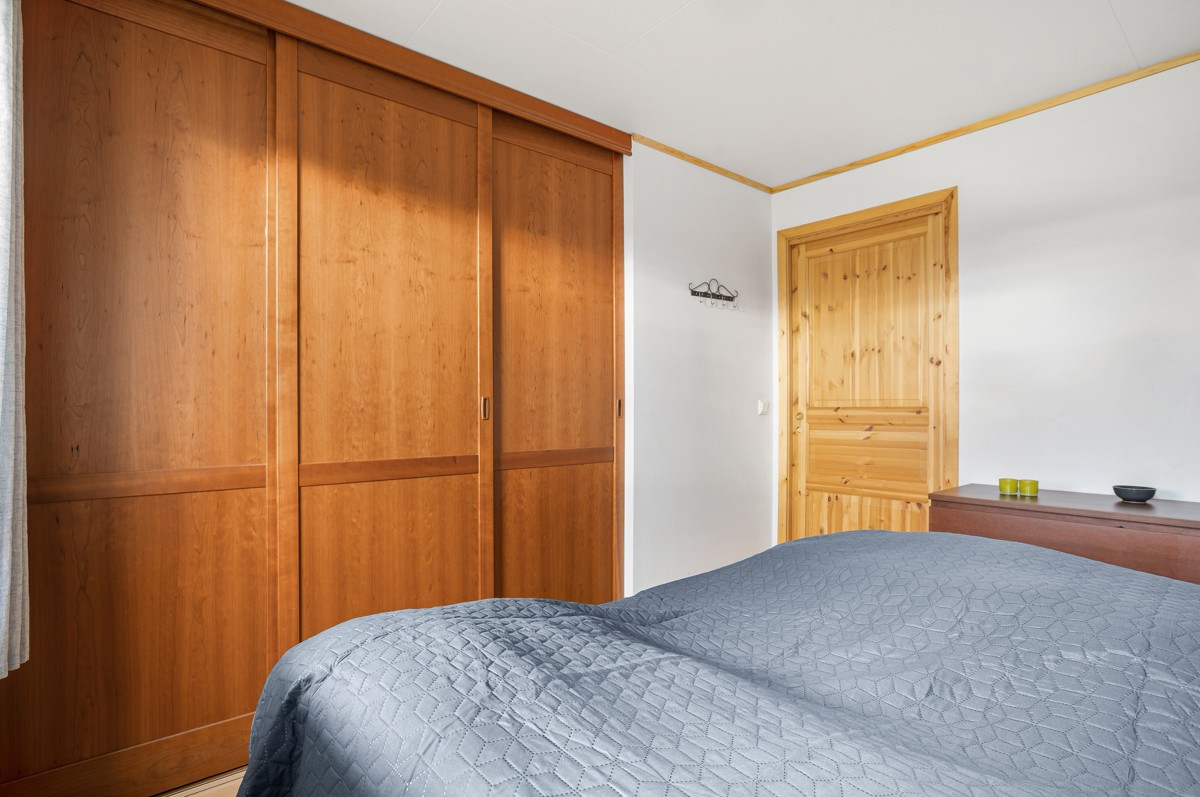 Her er det en praktisk skyvedørsgarderobe med gode oppbevaringsmuligheter