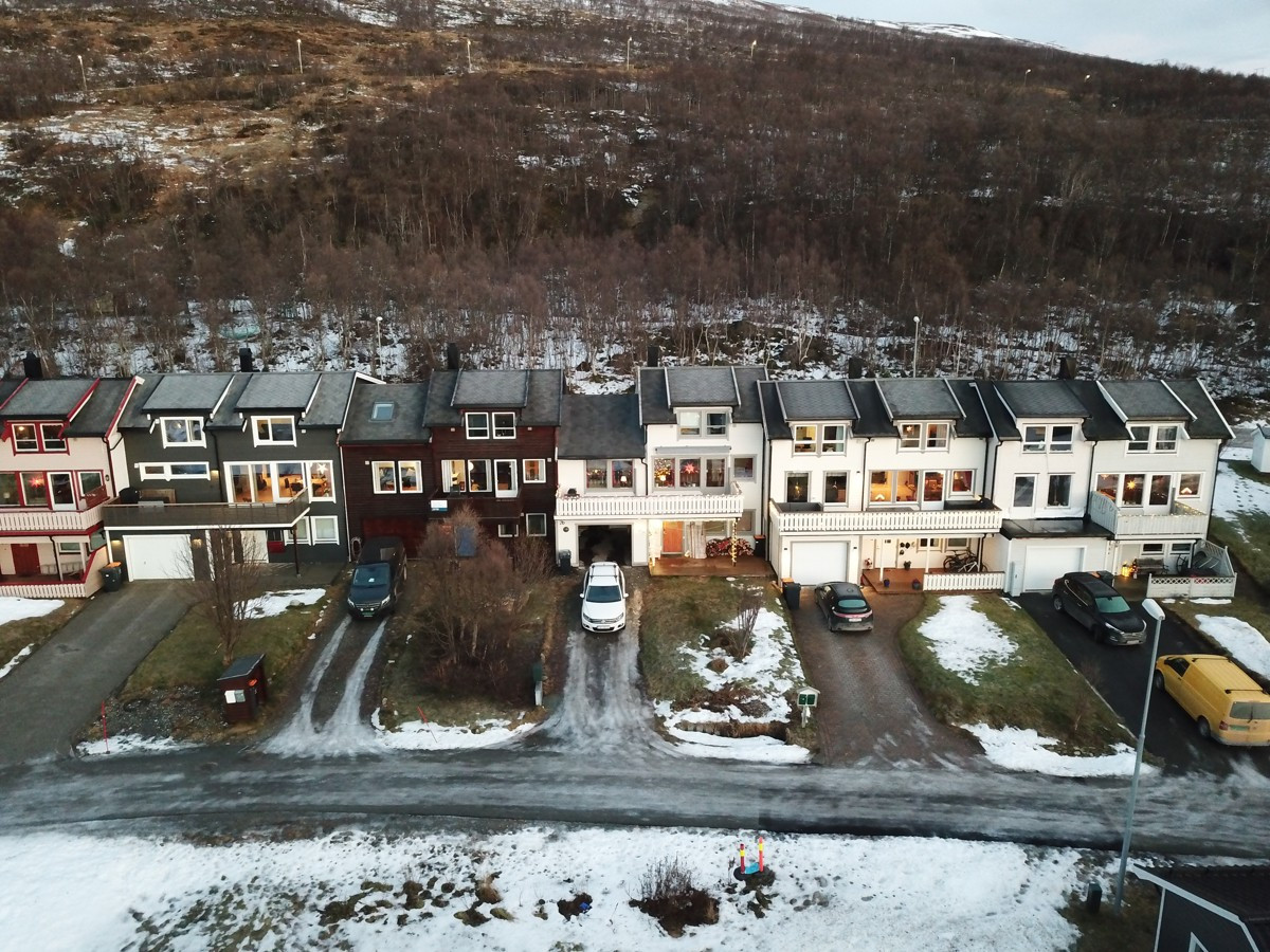 En hyggelig enebolig i rekke med integrert garasje
