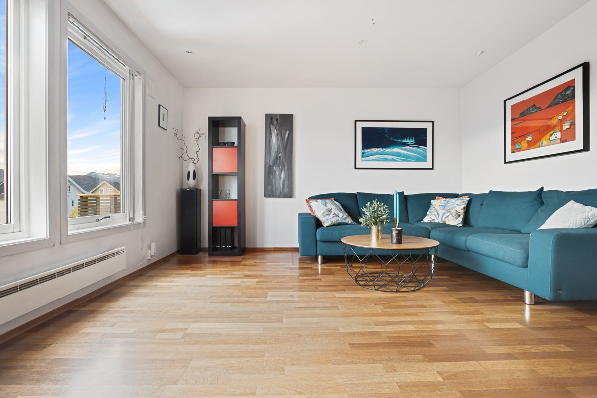 Stuen er delt opp i flere naturlig soner - her er det plass til stor sofa