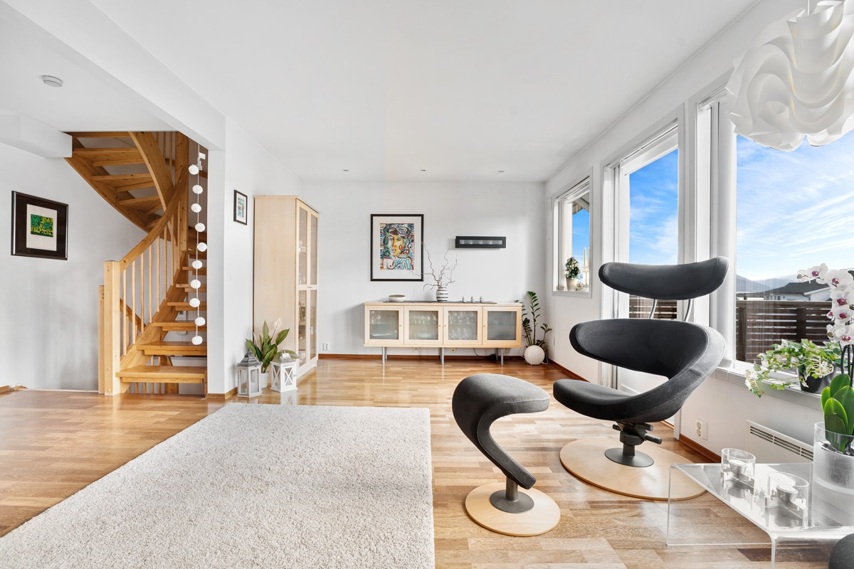 Det er lagt parkett på gulv og boligen fremstår lys og delikat
