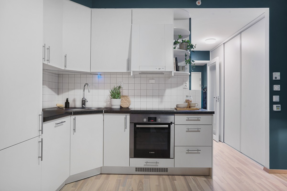 Rikelig med skap- og benkeplass som gir gode arbeidsforhold.