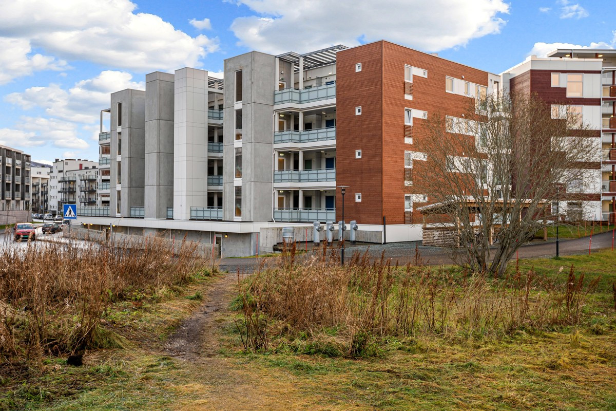 I nærområdet finner du flere dagligvarehandler (med post i butikk), treningssenter, strandpromenade og treningssenter.