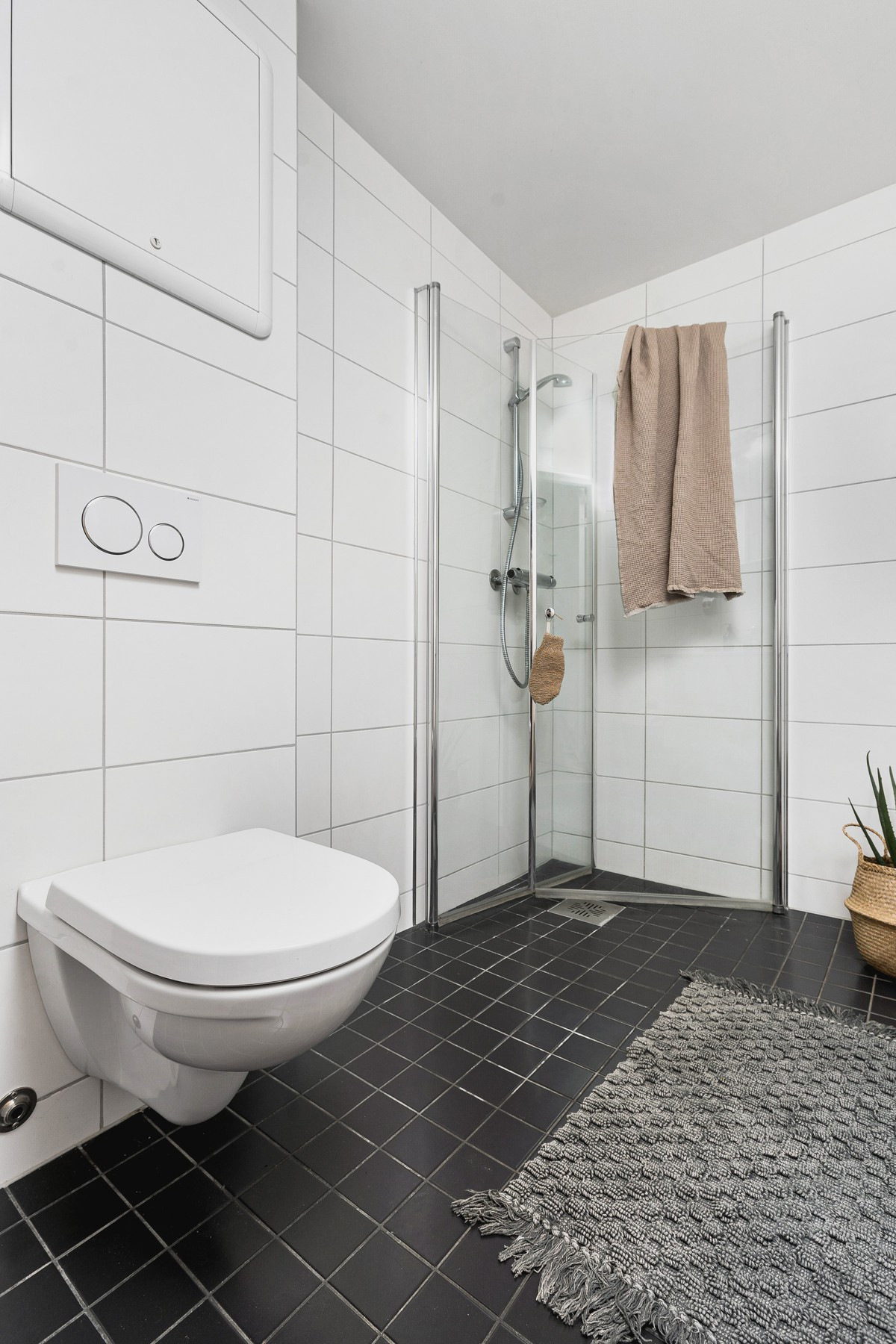 I tillegg er badet utstyrt med vegghengt wc og kran og avløp for vaskemaskin.